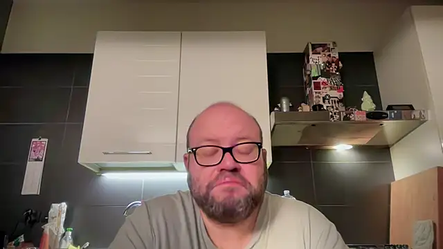 Snapshot of theitalianbear chatting on April 19, 3:39 am theitalianbear online show from April 19, 3:39 am