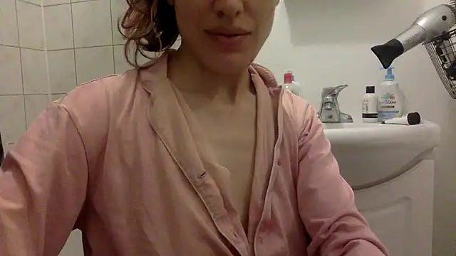 Snapshot of laetitia_xo chatting on August 6, 12:23 am laetitia xo online show from August 6, 12:23 am