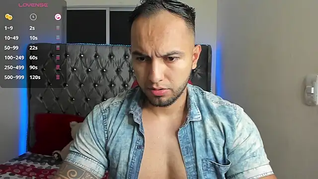 Snapshot of mrloganfuck1 chatting on June 7, 5:44 am mrloganfuck1 online show from June 7, 5:44 am