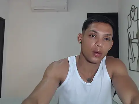 Snapshot of braddhott_ chatting on August 1, 9:25 pm braddhott online show from August 1, 9:25 pm