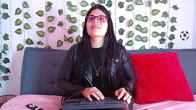 Snapshot of isabella_black1 chatting on August 3, 10:24 pm isabella black1 online show from August 3, 10:24 pm