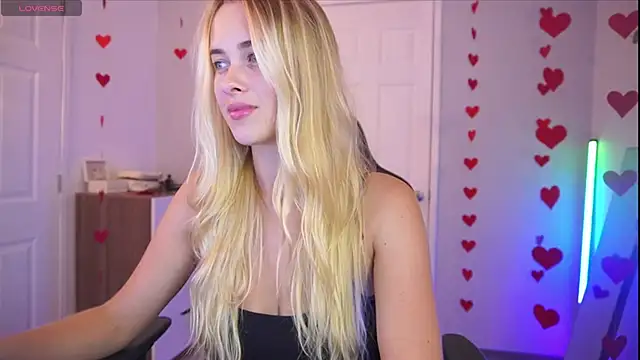 Snapshot of DanikaDillan chatting on February 19, 6:00 am DanikaDillan online show from February 19, 6:00 am