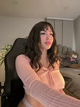 Snapshot of HannaBeckett chatting on February 20, 12:30 am HannaBeckett online show from February 20, 12:30 am