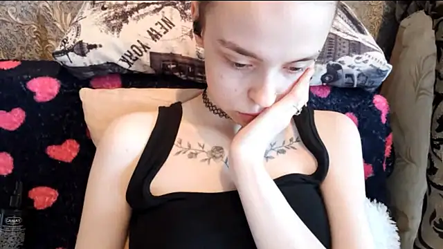 Snapshot of CaraDelevingnee chatting on August 4, 3:03 pm CaraDelevingnee online show from August 4, 3:03 pm