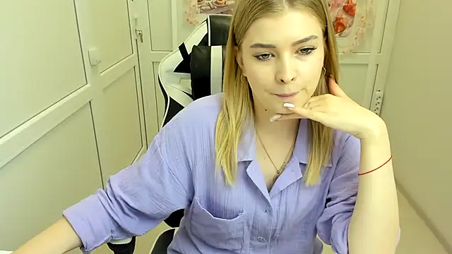 Snapshot of BrielleStorm chatting on August 5, 6:05 am BrielleStorm online show from August 5, 6:05 am