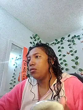 Snapshot of Emily_th chatting on August 4, 8:28 am Emily th online show from August 4, 8:28 am