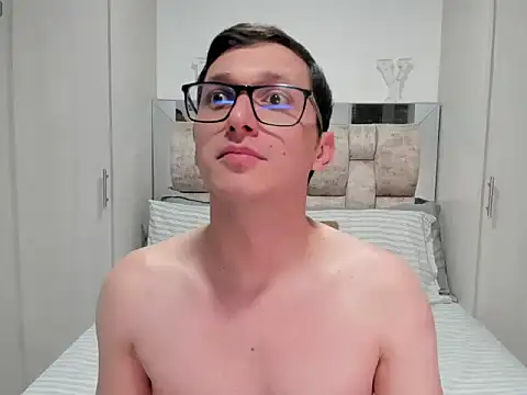 Snapshot of elliot-murphy- chatting on August 6, 2:57 am elliot-murphy- online show from August 6, 2:57 am