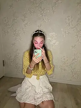 Snapshot of Shy_Little_Mia chatting on August 7, 6:32 pm Shy Little Mia online show from August 7, 6:32 pm