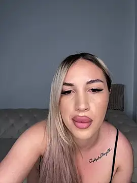 Snapshot of CurvyBlondiee chatting on August 6, 10:44 pm CurvyBlondiee online show from August 6, 10:44 pm