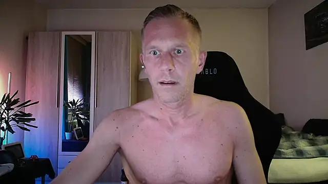 Snapshot of slaveboy2016@xh chatting on June 23, 11:14 pm slaveboy2016xh online show from June 23, 11:14 pm