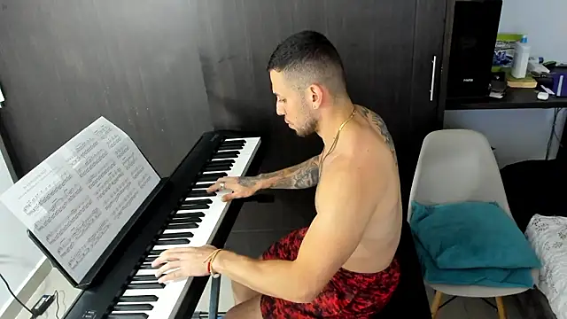 Snapshot of logan_smith chatting on January 17, 1:21 am logan smith online show from January 17, 1:21 am