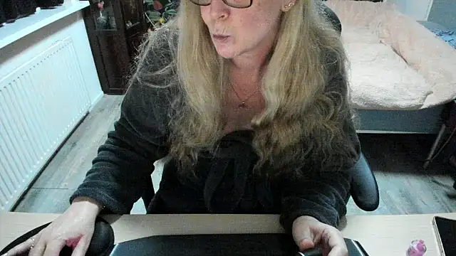 minoesje37 online show from February 18, 8:25 pm