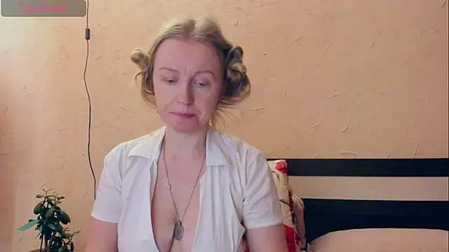 I AM MILF online show from April 14, 7:03 am