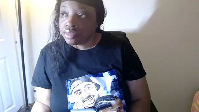 Snapshot of Sexymona1218 chatting on April 15, 7:15 am Sexymona1218 online show from April 15, 7:15 am