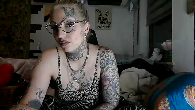 Snapshot of RoxxyInk chatting on June 1, 10:44 pm RoxxyInk online show from June 1, 10:44 pm