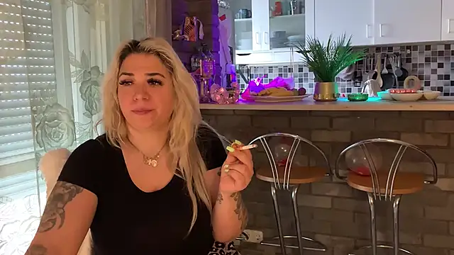 Snapshot of Monageil chatting on February 16, 11:05 am Monageil online show from February 16, 11:05 am