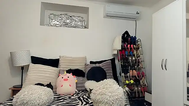 juliahayessxx online show from December 2, 6:47 pm