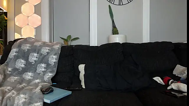 bestofdoseswirls online show from March 12, 7:47 am