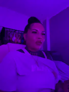 Snapshot of _MelinaCurves_ chatting on May 22, 11:54 pm MelinaCurves online show from May 22, 11:54 pm