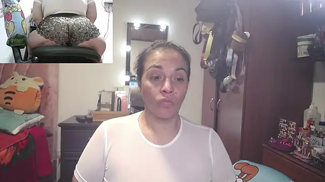 Snapshot of zoe_hotxxx chatting on April 20, 12:02 am zoe hotxxx online show from April 20, 12:02 am