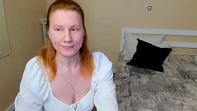 Snapshot of FoxySophia chatting on October 7, 5:59 am FoxySophia online show from October 7, 5:59 am