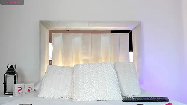 SUSIEPOWELL online show from December 4, 9:57 pm