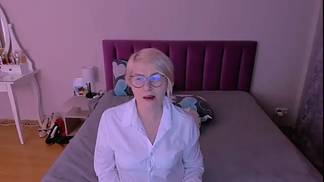 sabrinamacmarren online show from February 8, 8:34 pm