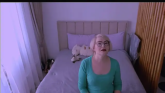 sabrinamacmarren online show from April 2, 8:12 am