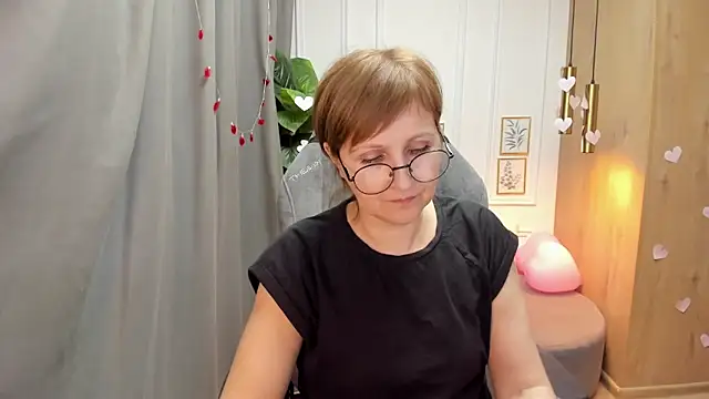 Snapshot of Paris_Cherry chatting on February 18, 4:37 pm Paris Cherry online show from February 18, 4:37 pm