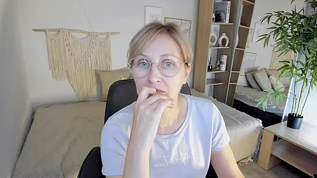 Snapshot of Paris_Cherry chatting on September 18, 7:16 pm Paris Cherry online show from September 18, 7:16 pm