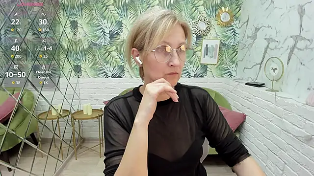 Snapshot of Paris_Cherry chatting on September 27, 8:14 pm Paris Cherry online show from September 27, 8:14 pm