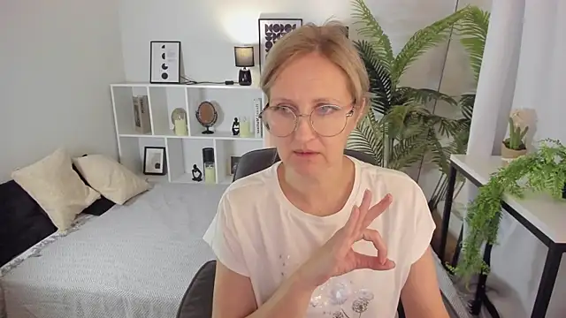 Snapshot of Paris_Cherry chatting on September 28, 8:03 pm Paris Cherry online show from September 28, 8:03 pm