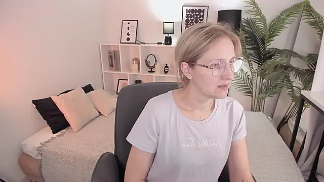 Snapshot of Paris_Cherry chatting on October 12, 8:08 pm Paris Cherry online show from October 12, 8:08 pm