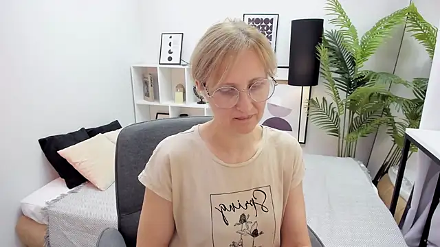 Snapshot of Paris_Cherry chatting on October 13, 8:09 pm Paris Cherry online show from October 13, 8:09 pm