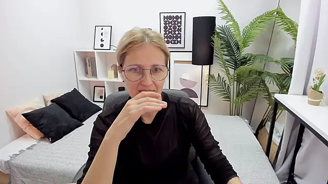 Snapshot of Paris_Cherry chatting on October 14, 9:26 pm Paris Cherry online show from October 14, 9:26 pm