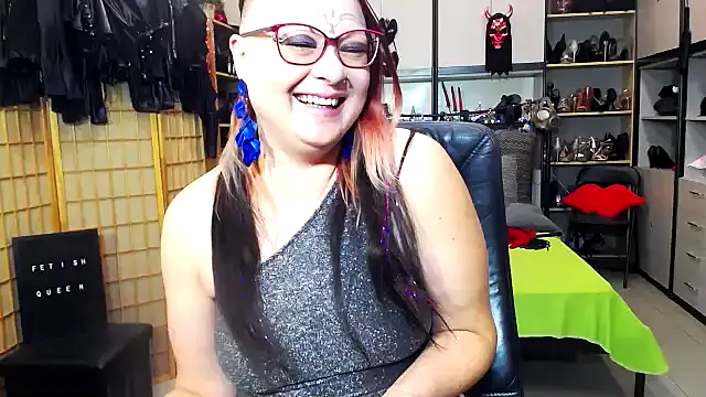 Snapshot of LindaDaemonX chatting on February 15, 8:02 am LindaDaemonX online show from February 15, 8:02 am