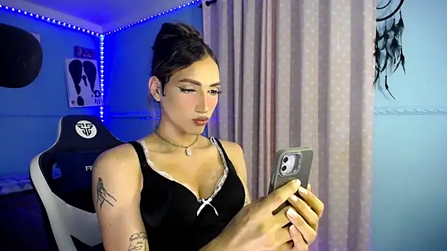 Snapshot of charlottesexxx chatting on March 21, 10:24 pm charlottesexxx online show from March 21, 10:24 pm