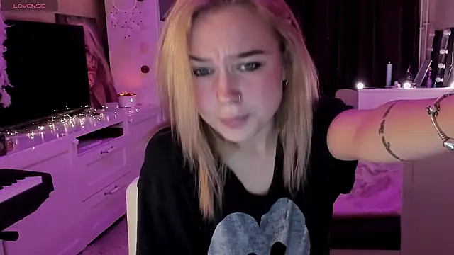 MaryDreaminess online show from March 22, 4:47 pm