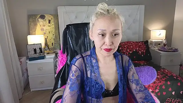 Snapshot of RoxalanaStar chatting on May 24, 9:09 pm RoxalanaStar online show from May 24, 9:09 pm