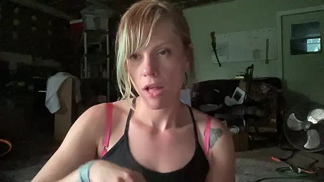 Snapshot of TheDaisyChaos chatting on June 22, 1:29 am TheDaisyChaos online show from June 22, 1:29 am