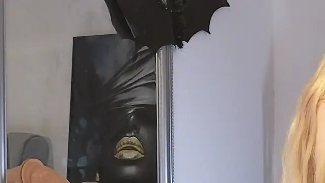 JuliaJuliette online show from October 28, 1:20 am