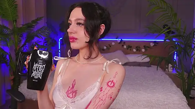 Snapshot of Devilinee chatting on February 1, 6:32 am Devilinee online show from February 1, 6:32 am