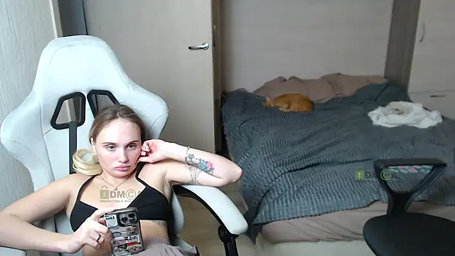 Sunny-Girl1 online show from March 6, 7:10 pm