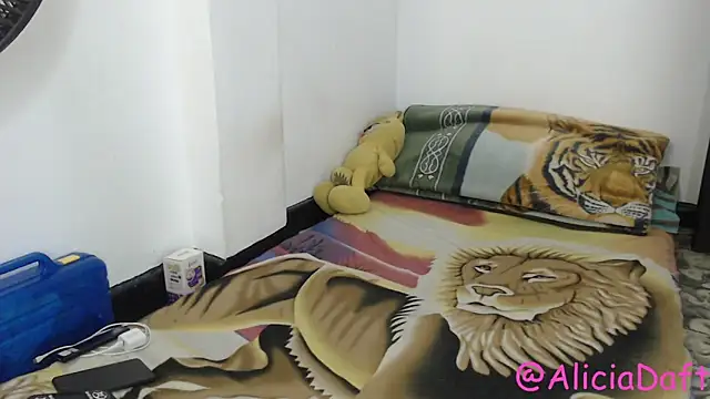 Snapshot of Smoke_trip_Alicia chatting on May 1, 7:18 pm Smoke trip Alicia online show from May 1, 7:18 pm