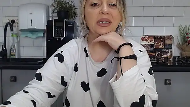 erikaerika online show from February 14, 8:31 am