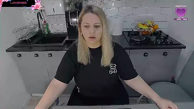 erikaerika online show from December 18, 8:53 am