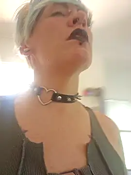 Snapshot of PinkTheHawk chatting on January 7, 1:17 am PinkTheHawk online show from January 7, 1:17 am