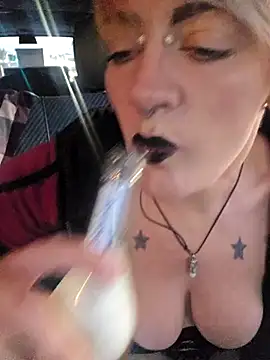 Snapshot of PinkTheHawk chatting on January 23, 7:54 am PinkTheHawk online show from January 23, 7:54 am