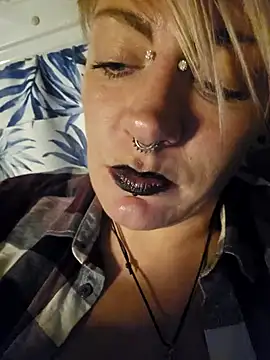 Snapshot of PinkTheHawk chatting on January 23, 11:04 am PinkTheHawk online show from January 23, 11:04 am