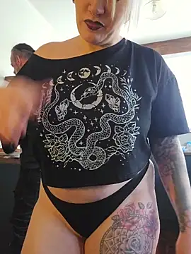 Snapshot of PinkTheHawk chatting on October 19, 3:29 am PinkTheHawk online show from October 19, 3:29 am